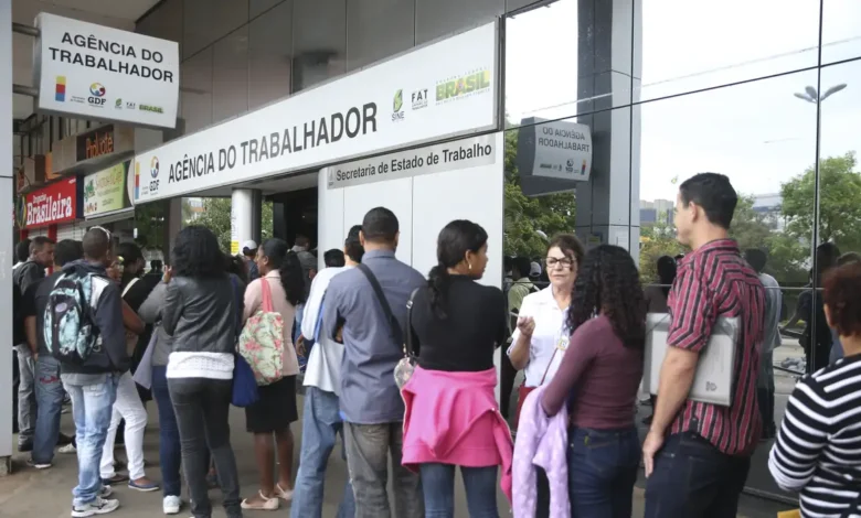 Studio Notícias | Studio TV Teto do seguro-desemprego sobe para R$ 2.424,11 após reajuste de 4,77%