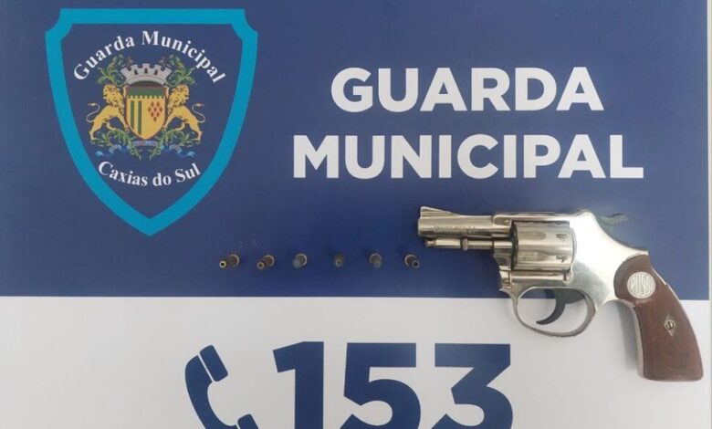 Studio Notícias | Studio TV Guarda Municipal de Caxias do Sul prende homem com revólver sem registro no bairro Santa Lúcia