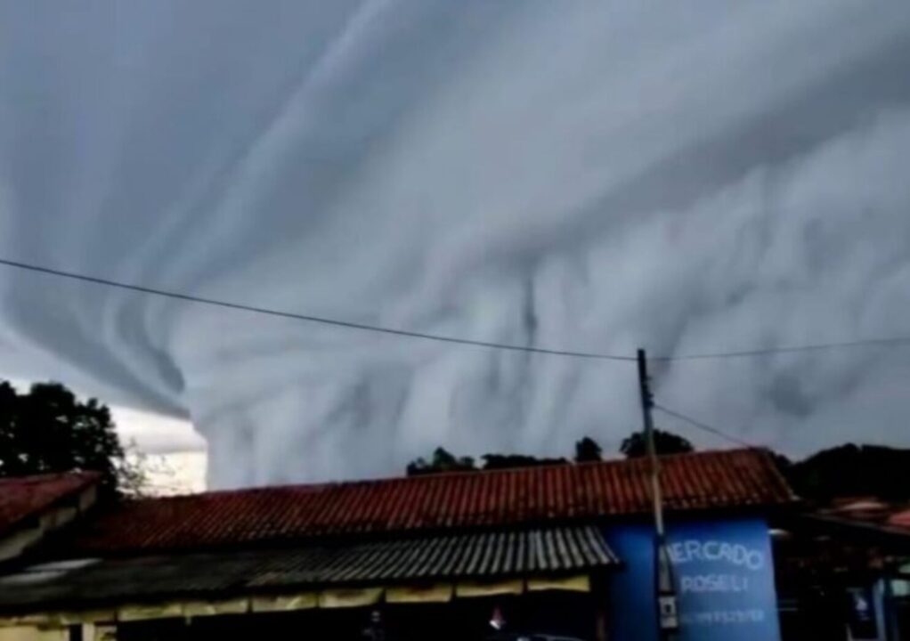 Nuvem gigante surpreende cidades do interior paulista com espetáculo natural raro 1 Studio Notícias | Studio TV Nuvem gigante surpreende cidades do interior paulista com espetáculo natural raro