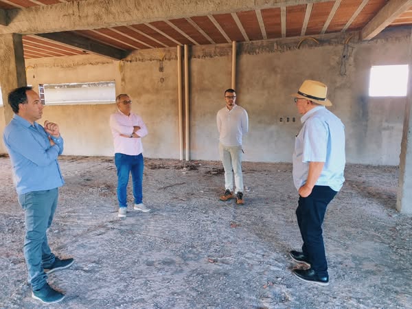 Studio Notícias | Studio TV Prefeito de Nova Prata avalia situação da obra da capela mortuária