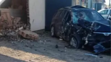 Mulher morre e homem fica gravemente ferido após carro colidir ...