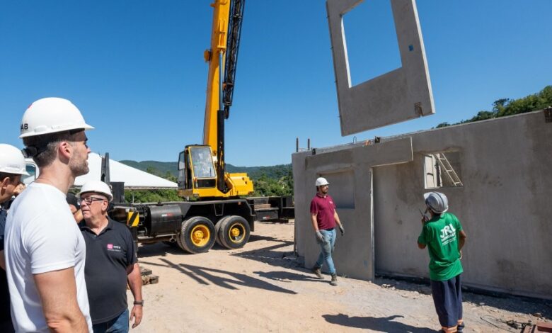 Studio Notícias | Studio TV Leite visita construção das primeiras casas definitivas para atingidos por enchentes no Vale do Taquari
