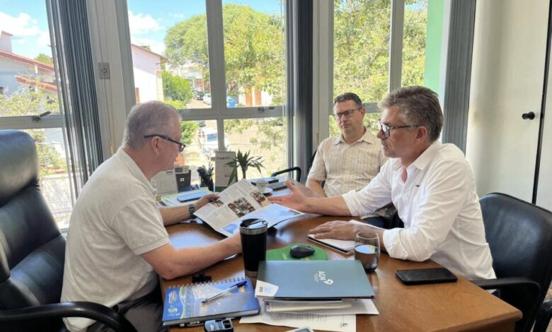 Studio Notícias | Studio TV Prefeito de Cotiporã discute melhorias no abastecimento e saneamento com representantes da Corsan