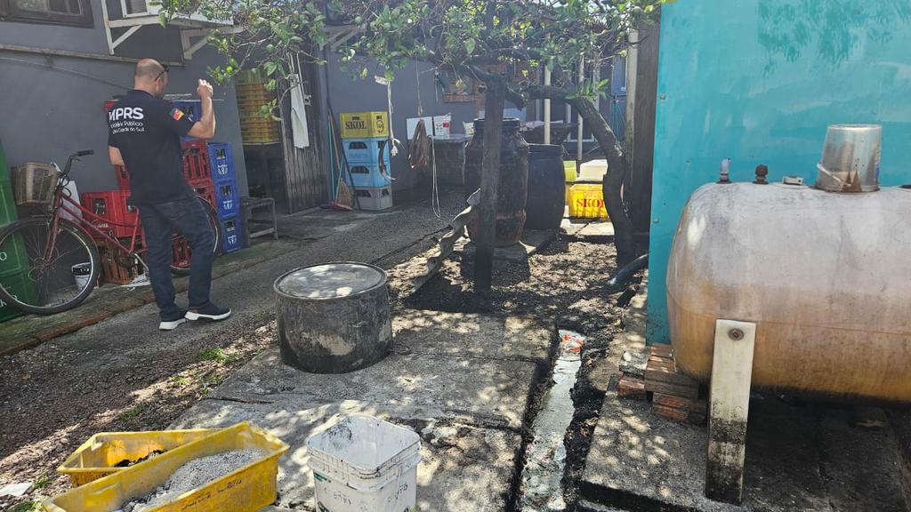 Comerciante é preso por crime ambiental em São Lourenço do Sul, e uma tonelada de alimentos impróprios é apreendida 1 Studio Notícias | Studio TV Comerciante é preso por crime ambiental em São Lourenço do Sul, e uma tonelada de alimentos impróprios é apreendida