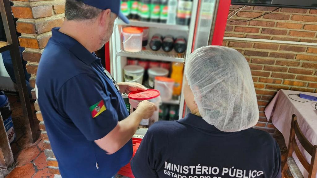 Comerciante é preso por crime ambiental em São Lourenço do Sul, e uma tonelada de alimentos impróprios é apreendida 2 Studio Notícias | Studio TV Comerciante é preso por crime ambiental em São Lourenço do Sul, e uma tonelada de alimentos impróprios é apreendida