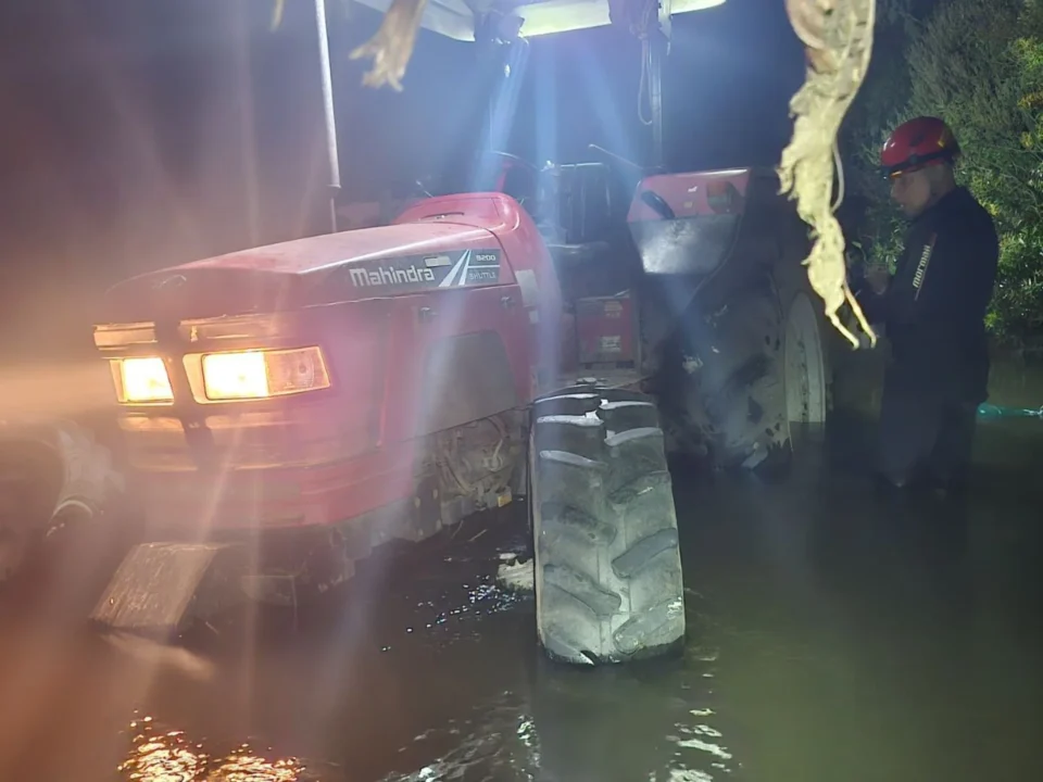 Identificado homem que foi encontrado sem vida ao lado de trator submerso em rio do RS 1 Studio Notícias | Studio TV Identificado homem que foi encontrado sem vida ao lado de trator submerso em rio do RS