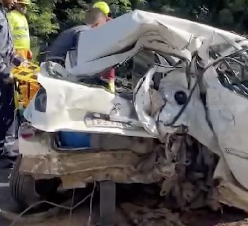 Acidente na freeway deixa duas pessoas gravemente feridas e causa longo congestionamento 1 Studio Notícias | Studio TV Acidente na freeway deixa duas pessoas gravemente feridas e causa longo congestionamento