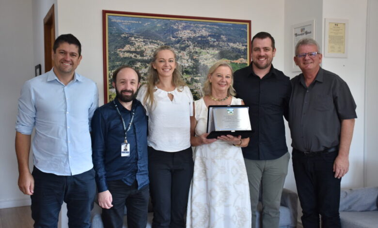 Studio Notícias | Studio TV Prefeitura de Nova Petrópolis homenageia Restaurante Colina Verde pelos 45 anos