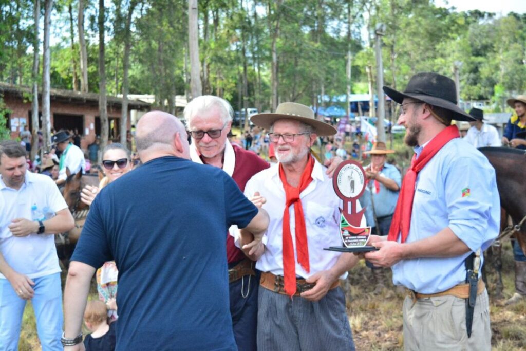 CTG Alma Nativa de Fagundes Varela conquista Troféu Exemplo de Gaúcho e homenageia Egídio Binda durante programação do 30º Rodeio Crioulo 4 Studio Notícias | Studio TV CTG Alma Nativa de Fagundes Varela conquista Troféu Exemplo de Gaúcho e homenageia Egídio Binda durante programação do 30º Rodeio Crioulo
