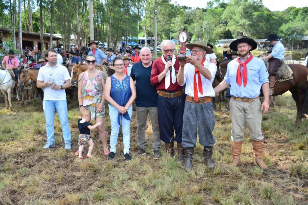 CTG Alma Nativa de Fagundes Varela conquista Troféu Exemplo de Gaúcho e homenageia Egídio Binda durante programação do 30º Rodeio Crioulo 3 Studio Notícias | Studio TV CTG Alma Nativa de Fagundes Varela conquista Troféu Exemplo de Gaúcho e homenageia Egídio Binda durante programação do 30º Rodeio Crioulo