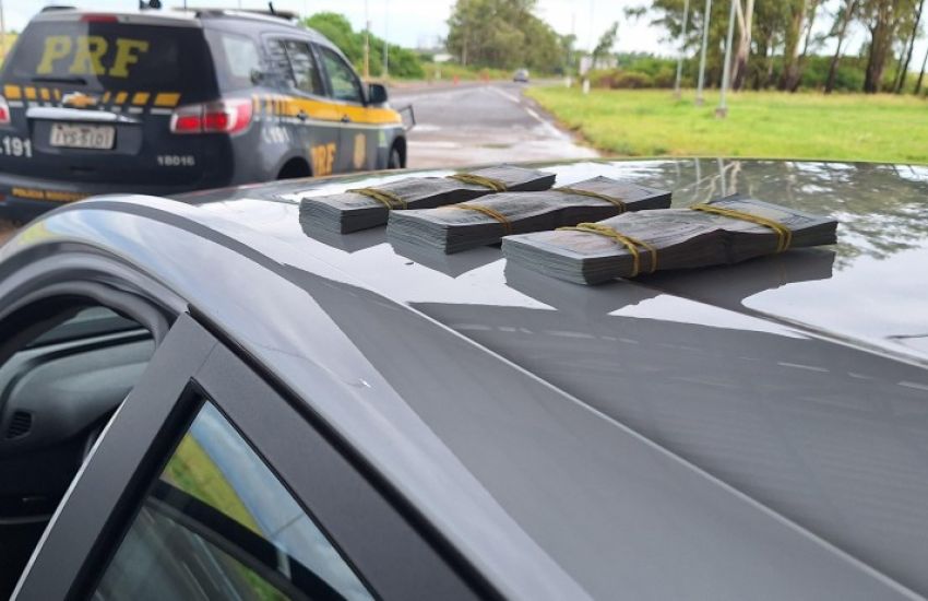 PRF intercepta transporte ilegal de 30 mil dólares na BR-472, em Uruguaiana 1 Studio Notícias | Studio TV PRF intercepta transporte ilegal de 30 mil dólares na BR-472, em Uruguaiana