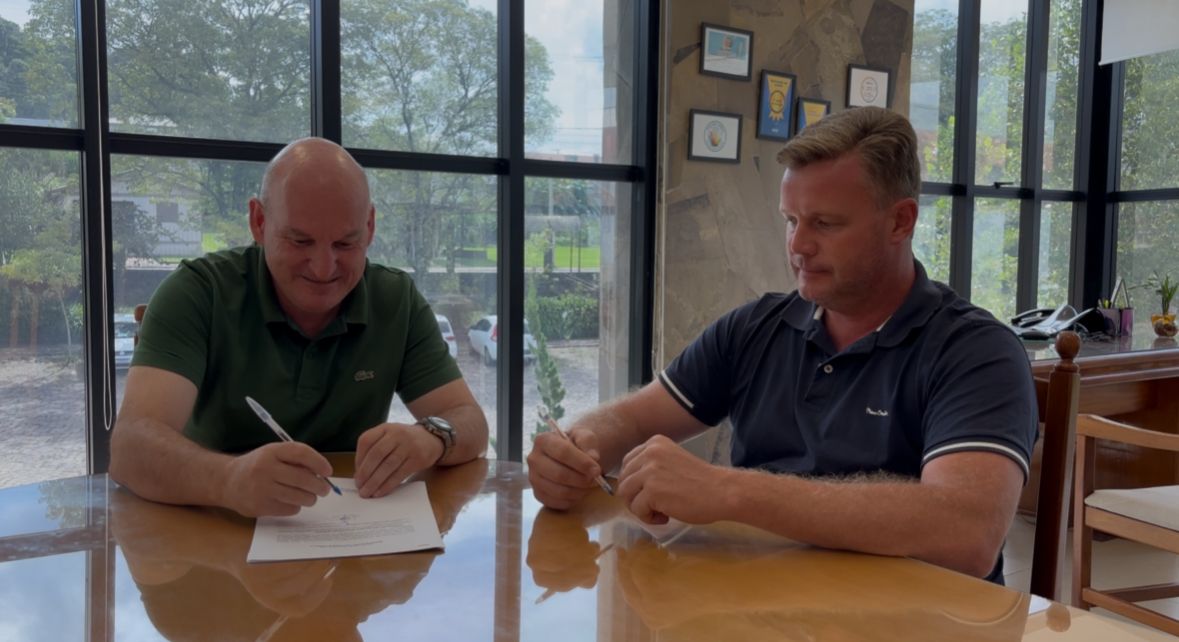 Prefeito e Secretário de Agropecuária de Fagundes Varela assinam editais para sistematização de área e fruticultura 1 Studio Notícias | Studio TV Prefeito e Secretário de Agropecuária de Fagundes Varela assinam editais para sistematização de área e fruticultura