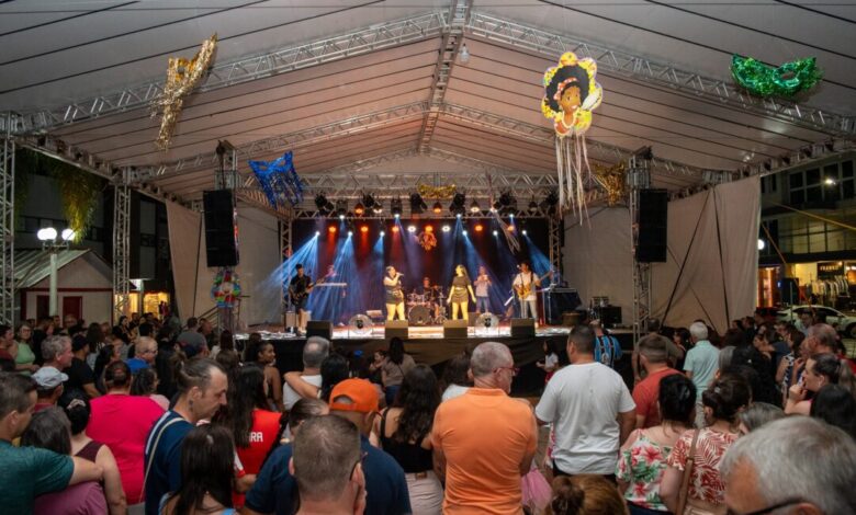 Studio Notícias | Studio TV Carnaval de Prata 2025 anima Nova Prata com muita música e diversão