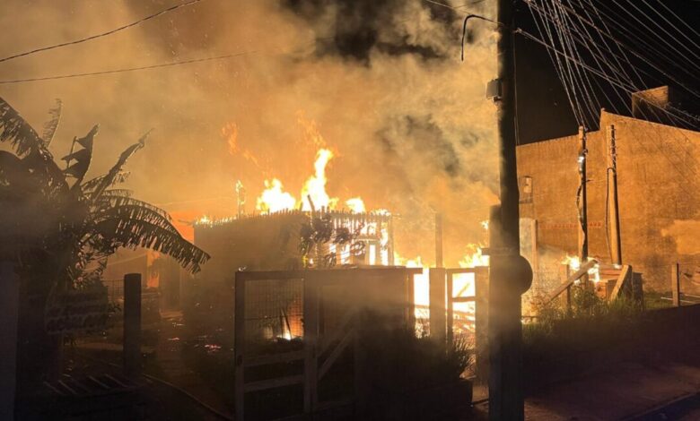 Studio Notícias | Studio TV Incêndio destrói casa de madeira no bairro Araçá, em Capão da Canoa