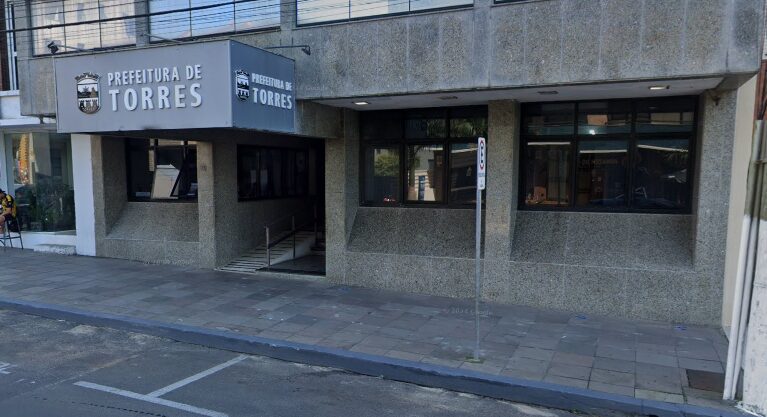 Studio Notícias | Studio TV Prefeitura de Torres é evacuada após possível risco estrutural no edifício