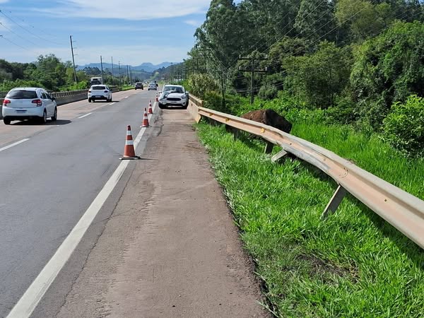 Acidente na RS-122 em Bom Princípio: Ford Ka colide com carreta e para na contramão 1 Studio Notícias | Studio TV Acidente na RS-122 em Bom Princípio: Ford Ka colide com carreta e para na contramão