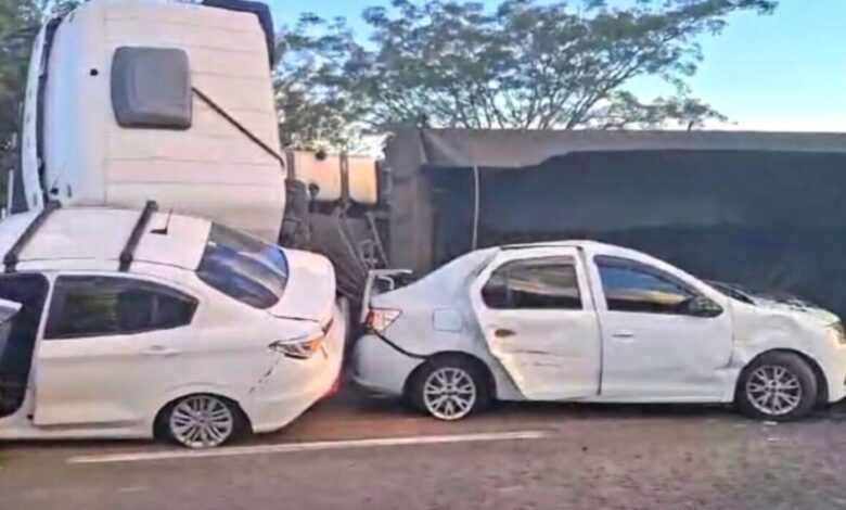 Studio Notícias | Studio TV Carreta tomba e atinge dois veículos na Freeway