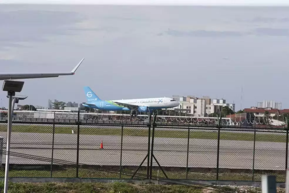 Voo com 135 brasileiros deportados dos EUA pousa em Fortaleza neste sábado 1 Studio Notícias | Studio TV Voo com 135 brasileiros deportados dos EUA pousa em Fortaleza neste sábado