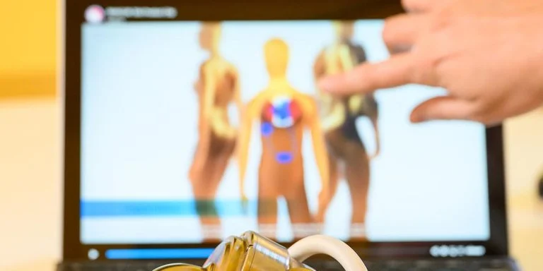 Coração artificial de titânio mantém paciente vivo por 100 dias e revoluciona medicina 1 Studio Notícias | Studio TV Coração artificial de titânio mantém paciente vivo por 100 dias e revoluciona medicina