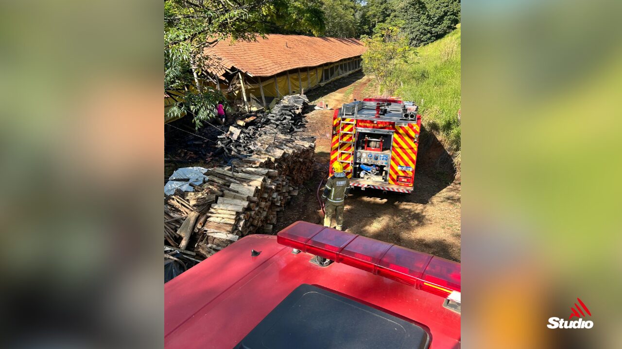 Studio Notícias | Studio TV Bombeiros de Veranópolis combatem incêndio em aviário no interior de Nova Araçá