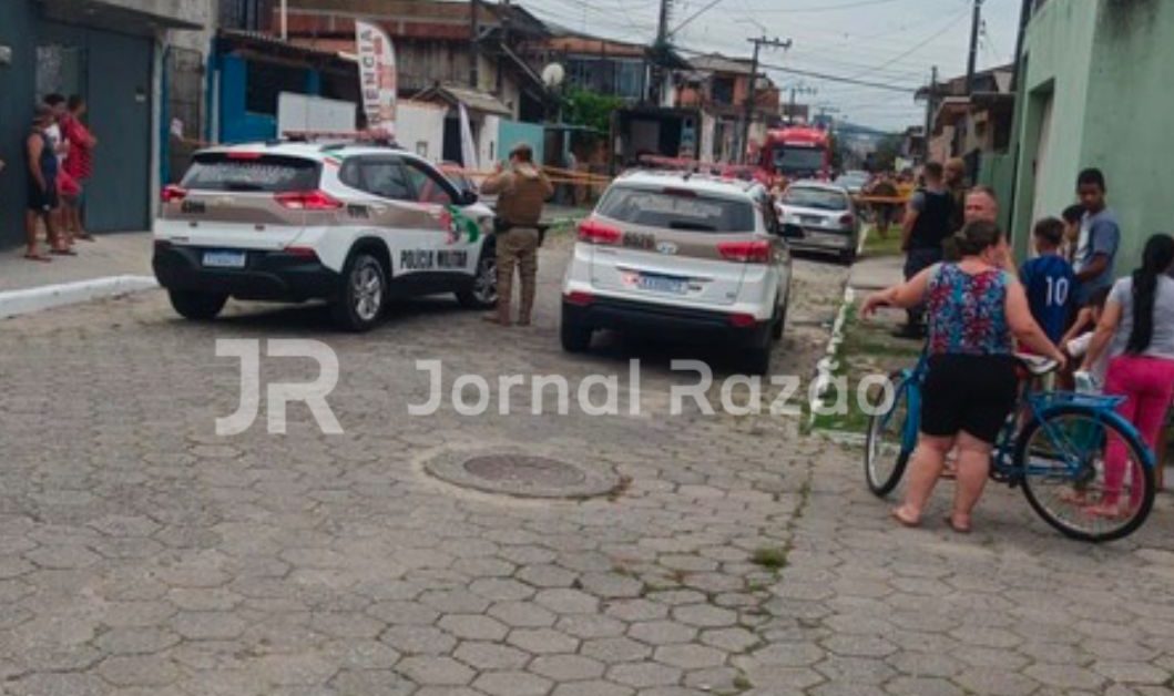 Menino de 7 anos tem 70% do corpo queimado após choque elétrico em Itajaí; pai também foi atingido ao tentar salvá-lo 1 Studio Notícias | Studio TV Menino de 7 anos tem 70% do corpo queimado após choque elétrico em Itajaí; pai também foi atingido ao tentar salvá-lo