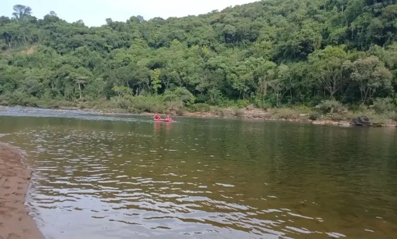 Studio Notícias | Studio TV Corpo de adolescente que caiu de colchão inflável em rio é encontrado