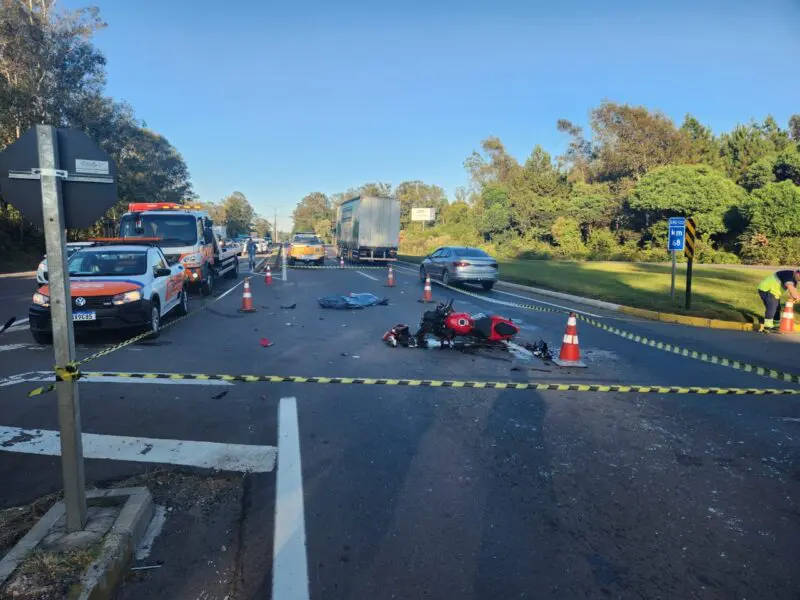 Motociclista morre em colisão na ERS-122 em Caxias do Sul 1 Studio Notícias | Studio TV Motociclista morre em colisão na ERS-122 em Caxias do Sul