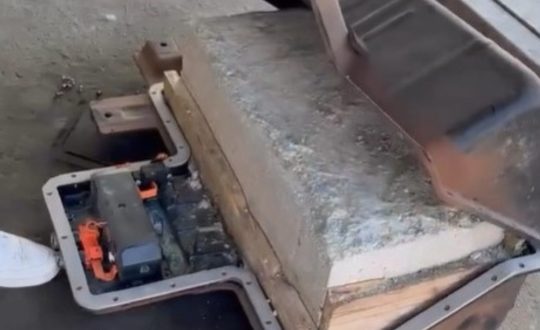 Oficina compra carro elétrico em leilão e encontra bloco de concreto no lugar da bateria 1 Studio Notícias | Studio TV Oficina compra carro elétrico em leilão e encontra bloco de concreto no lugar da bateria
