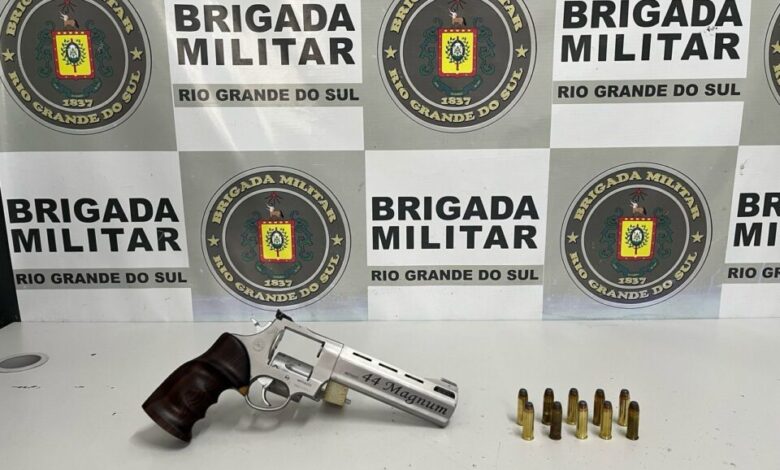 Studio Notícias | Studio TV Brigada Militar prende homem com arma de fogo em Caxias do Sul