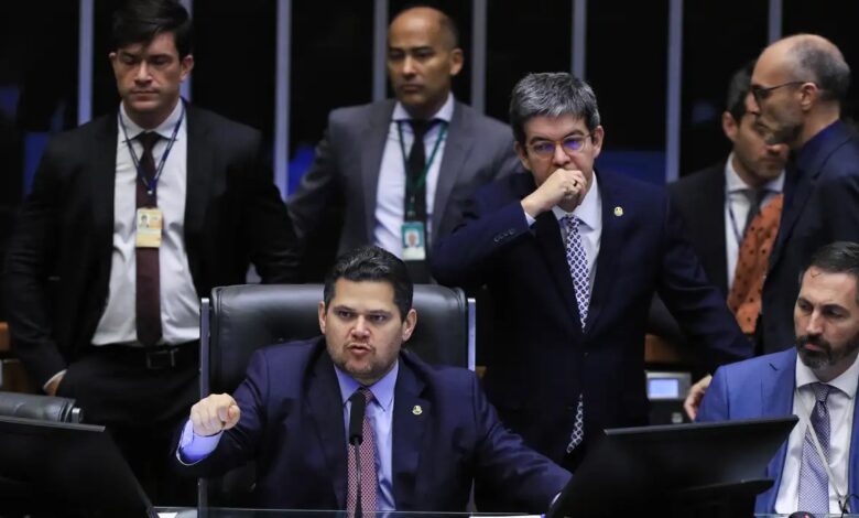 Studio Notícias | Studio TV Câmara tenta votar Lei do Mar e Senado recebe Galípolo e Lewandowski