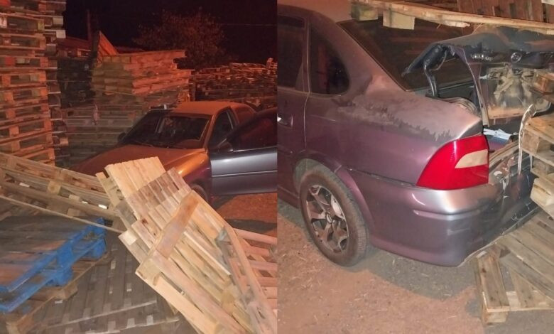 Studio Notícias | Studio TV Carro sai da pista na ERS-122 ao desviar de outro veículo e colide em pilha de paletes, em São Sebastião do Caí