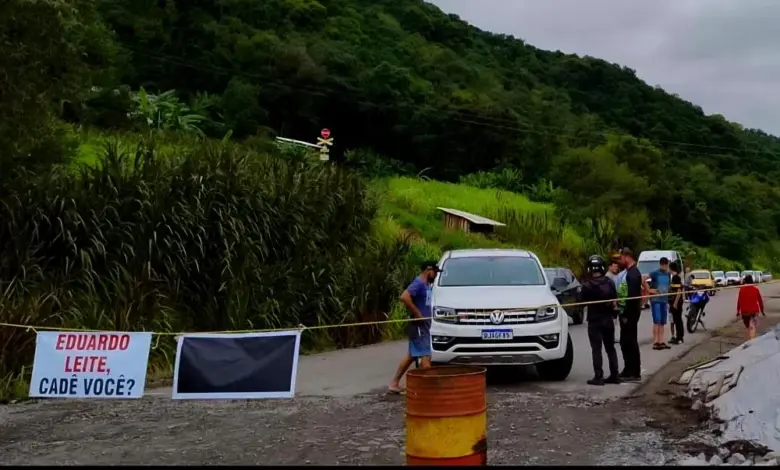 Studio Notícias | Studio TV Moradores organizam novo bloqueio da RSC-431 em protesto por abandono e obra parada da ponte de Santa Bárbara