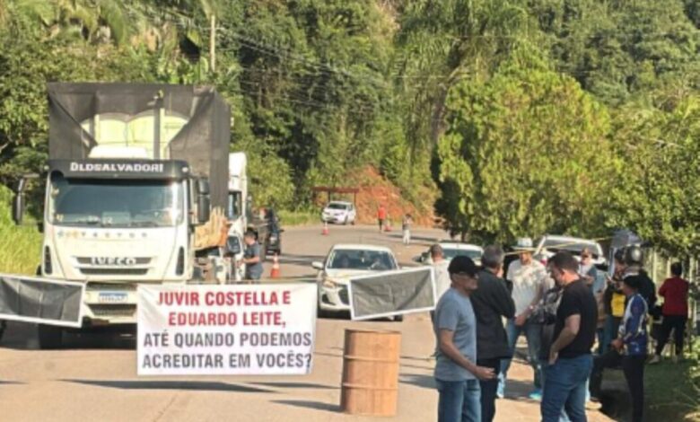 Studio Notícias | Studio TV Moradores realizam novo protesto para agilidade na construção da ponte de Santa Bárbara