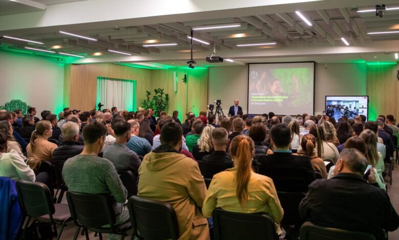 Studio Notícias | Studio TV Sicredi Serrana registra participação recorde em assembleia de 2025 e celebra 40 anos com inovação digital