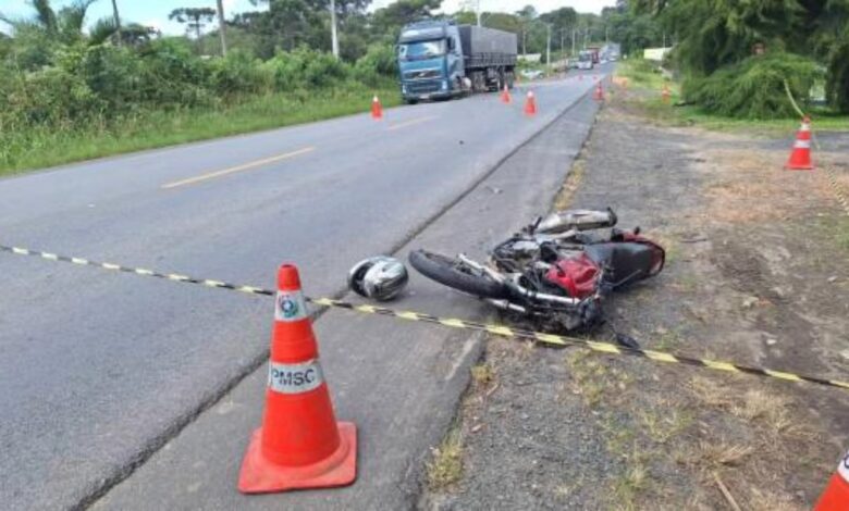 Studio Notícias | Studio TV Motoristas são atropelados e morrem após pararem para checar acidente em rodovia de SC