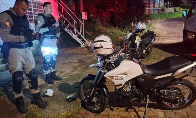 Studio Notícias | Studio TV Motociclista foge da Rocam e sofre grave acidente durante manobras perigosas em Passo Fundo