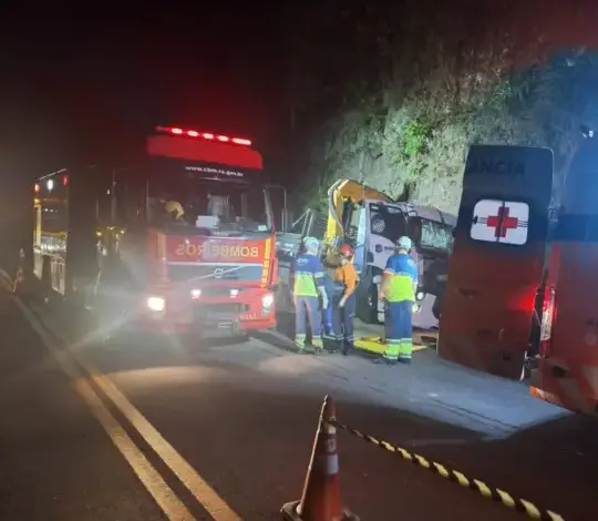 Studio Notícias | Studio TV Caminhão guincho colide contra paredão após pane nos freios na ERS-122, entre Flores da Cunha e Antônio Prado