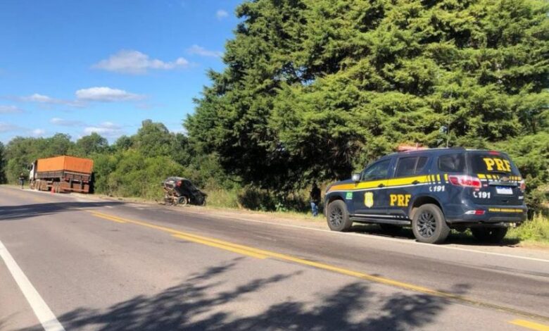 Studio Notícias | Studio TV Idoso morre em colisão frontal entre carro e caminhão na BR-293, na região sul do RS