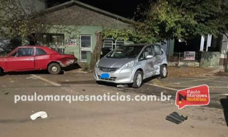 Studio Notícias | Studio TV Condutor colide com quatro veículos estacionados no Centro de Três de Maio