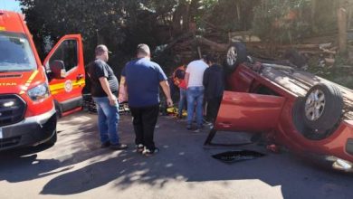 Studio Notícias | Studio TV Veículo capota após colisão com caminhão em Passo Fundo e passageira fica ferida