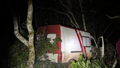 Studio Notícias | Studio TV Ambulância falsa carregada de contrabando foge da polícia e colide com árvore em SC