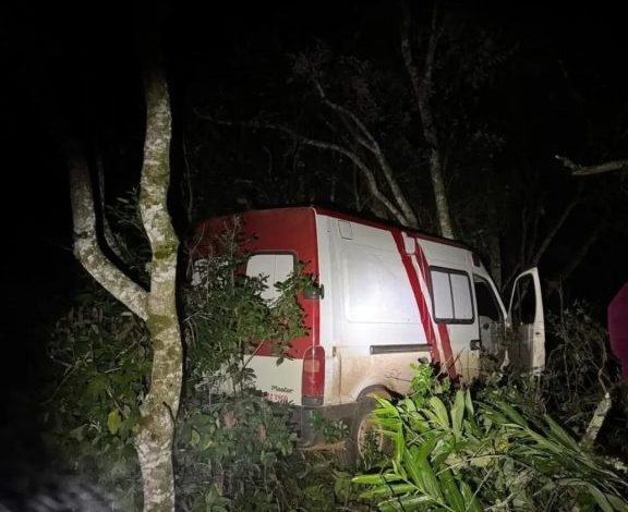 Studio Notícias | Studio TV Ambulância falsa carregada de contrabando foge da polícia e colide com árvore em SC