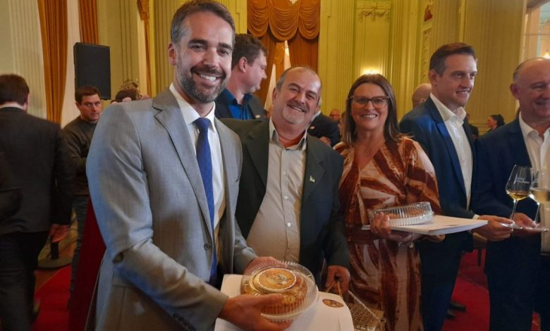 Studio Notícias | Studio TV Governador Eduardo Leite recebe convite prestigiar a festa La Cucagna em Veranópolis