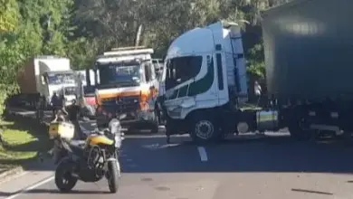 Studio Notícias | Studio TV Colisão entre carro e carreta interdita pista e deixa mulher ferida na ERS-122, em Farroupilha