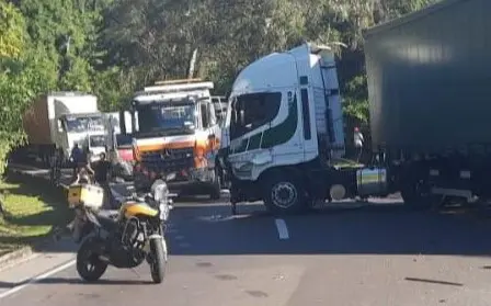 Studio Notícias | Studio TV Colisão entre carro e carreta interdita pista e deixa mulher ferida na ERS-122, em Farroupilha
