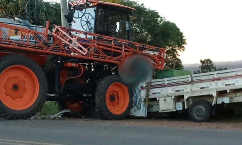 Studio Notícias | Studio TV Grave colisão entre máquina agrícola e camionete deixa motorista preso às ferragens no RS