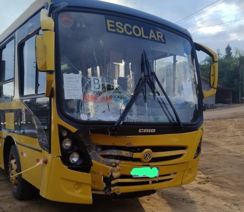 Pai e filha morrem em colisão entre moto e ônibus escolar em Santa Catarina 1 Studio Notícias | Studio TV Pai e filha morrem em colisão entre moto e ônibus escolar em Santa Catarina