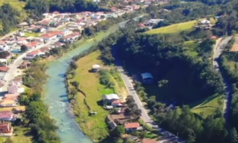 Studio Notícias | Studio TV Tragédia em área rural de SC: criança de quatro anos morre ao cair em buraco ao tentar alcançar brinquedo