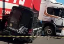 Studio Notícias | Studio TV Acidente entre viatura da Polícia Civil e caminhão bloqueia BR-116 em São Leopoldo
