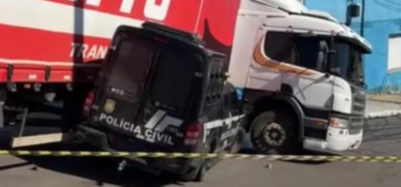 Acidente entre viatura da Polícia Civil e caminhão bloqueia BR-116 em São Leopoldo 1 Studio Notícias | Studio TV Acidente entre viatura da Polícia Civil e caminhão bloqueia BR-116 em São Leopoldo